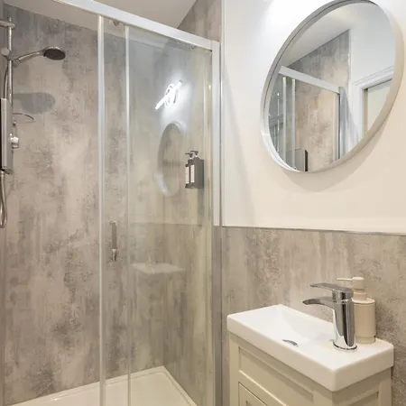 4, King's Court Apartament