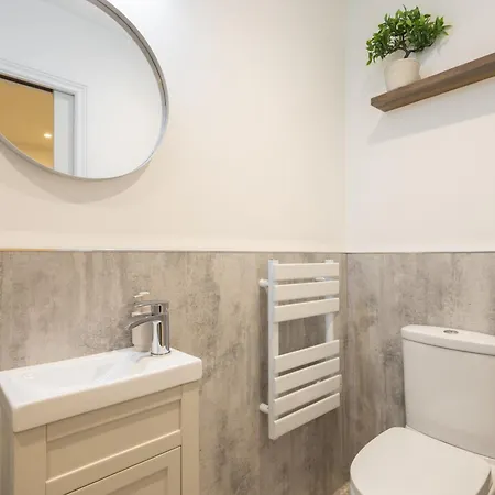 Apartment 4, King's Court *
